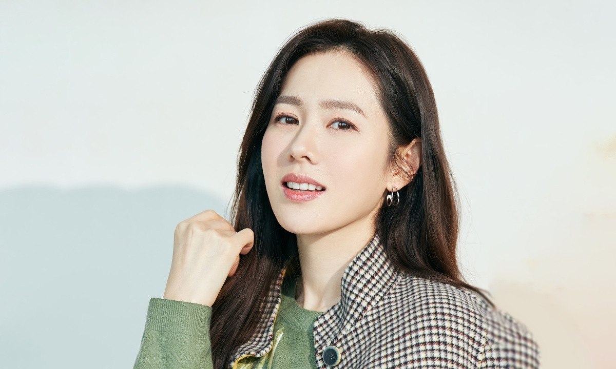 Cuối tâm thư, Son Ye Jin cũng gửi những lời chúc dành cho người hâm mộ của mình trong dịp Giáng sinh 2022. Cuối tâm thư, Son Ye Jin cũng gửi những lời chúc dành cho người hâm mộ của mình trong dịp Giáng sinh 2022.