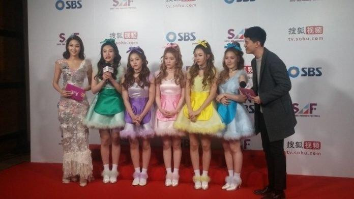 Sự "lên hương" của Red Velvet hiện tại khiến fan không khỏi "bồi hồi" khi nhớ về những khoảnh khắc "trời ơi đất hỡi" cùng những trang phục sến súa, kì lạ thuở tân binh. Sự "lên hương" của Red Velvet hiện tại khiến fan không khỏi "bồi hồi" khi nhớ về những khoảnh khắc "trời ơi đất hỡi" cùng những trang phục sến súa, kì lạ thuở tân binh.