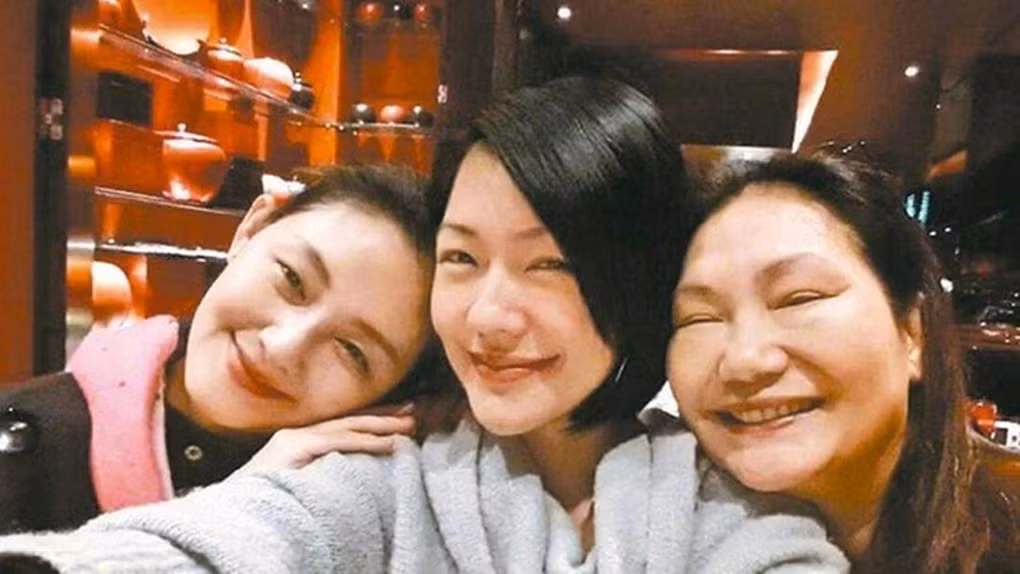 Hiện Từ Hy Đệ cùng mẹ đang có mặt tại Nhật Bản để lo liệu phần việc hỏa táng Từ Hy Viên.
