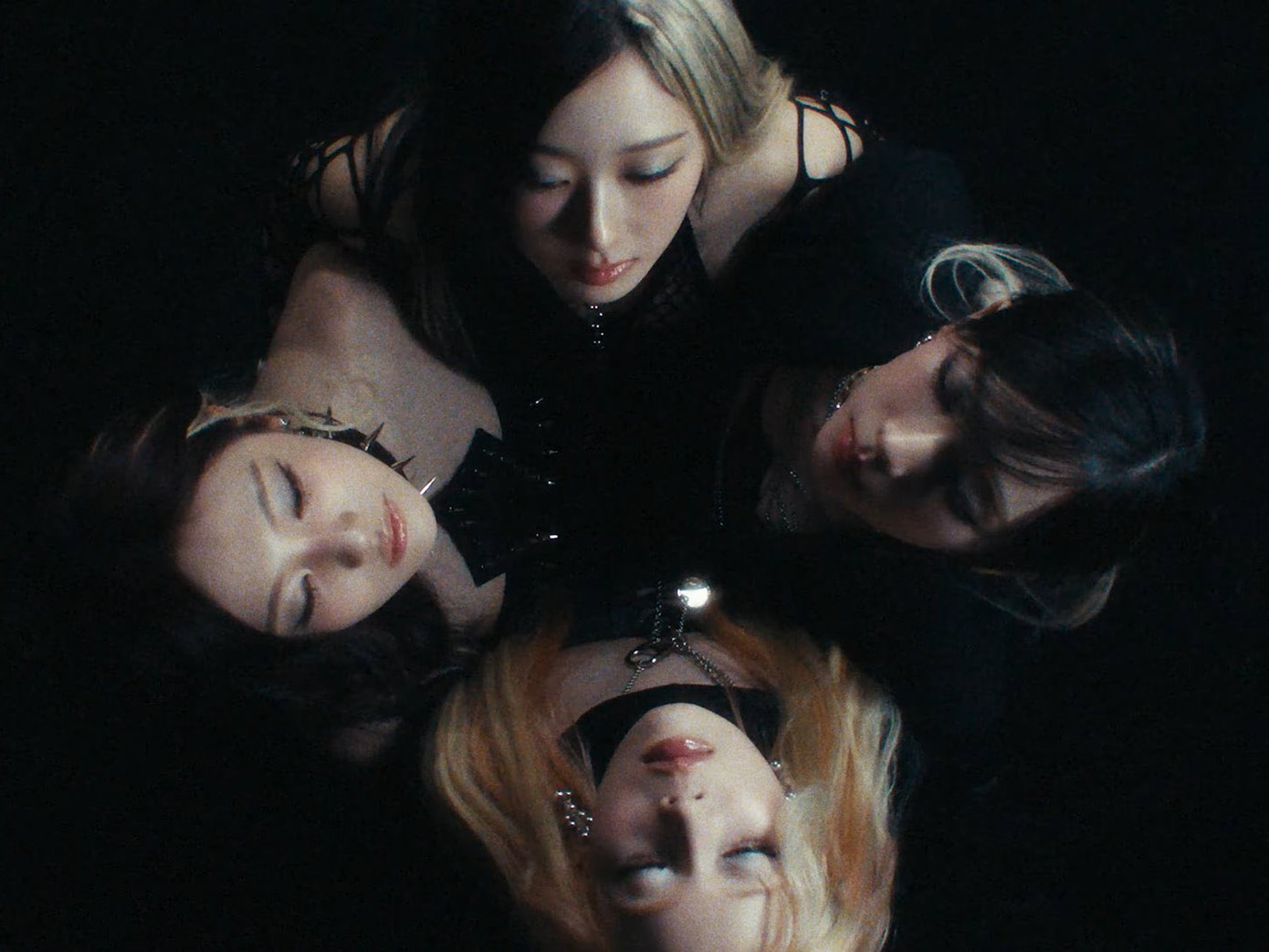 Tạo hình gai góc cá tính kết hợp cùng nhan sắc thăng hạng của aespa.