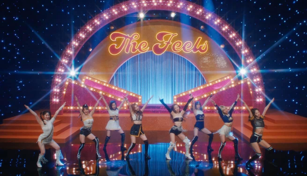 ...đến hình tượng nàng cổ động viên khiến khán giả liên tưởng đến MV Cheer Up, TWICE đã mang đến một trải nghiệm thẩm mỹ “nâng cấp” hơn hẳn bản hit đình đám năm nào. ...đến hình tượng nàng cổ động viên khiến khán giả liên tưởng đến MV Cheer Up, TWICE đã mang đến một trải nghiệm thẩm mỹ “nâng cấp” hơn hẳn bản hit đình đám năm nào.