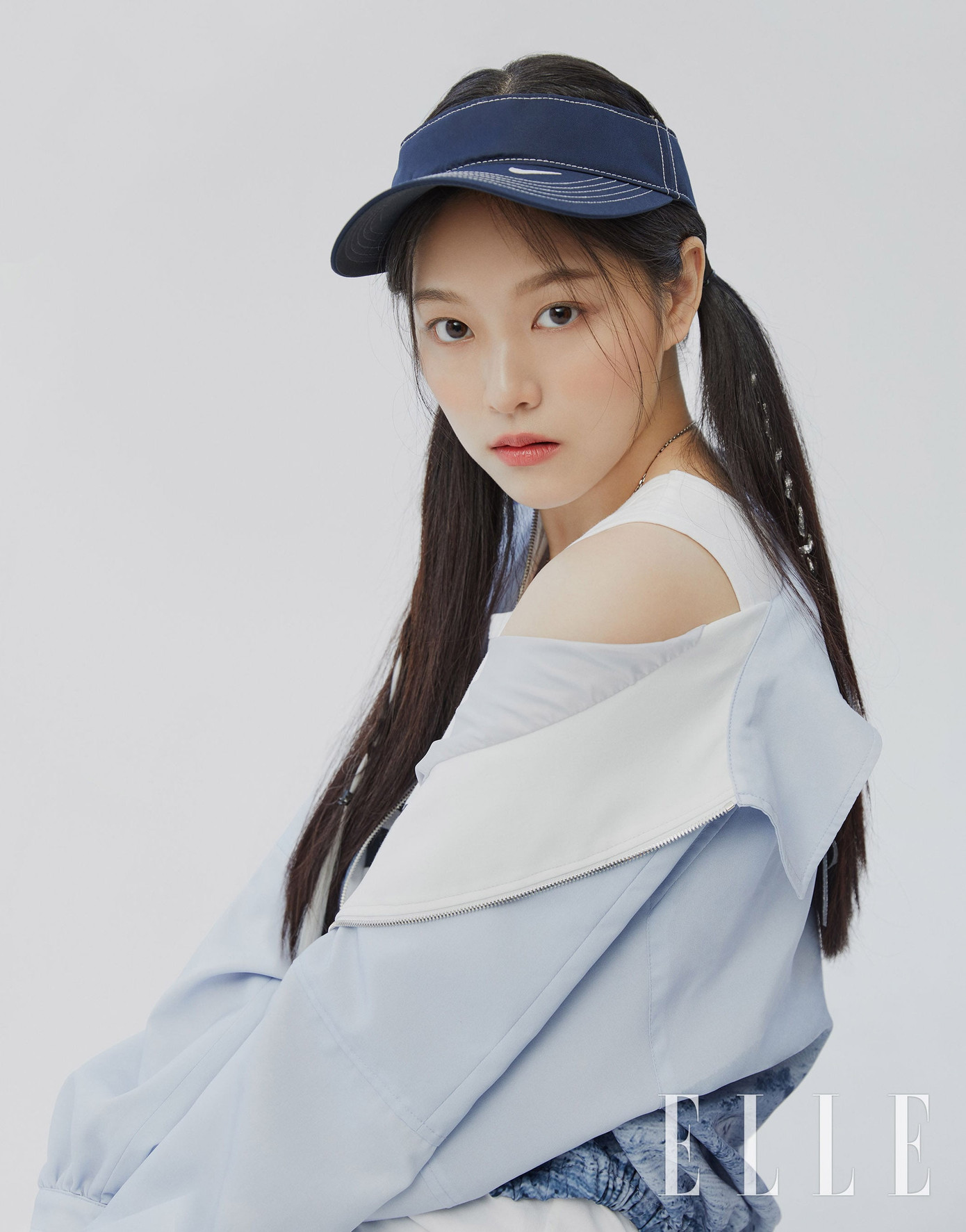 Đỉnh điểm nhất chính là thành viên Hyunjin đã &quot;vượt rào&quot; để thông báo tình hình cho người hâm mộ. Nữ idol cho biết lịch comeback là hoàn toàn bất ngờ, thậm chí cả nhóm còn bị công ty ép quay MV ngoại cảnh gần đây khi nhiệt độ tại Hàn Quốc đang là -2 độ C.