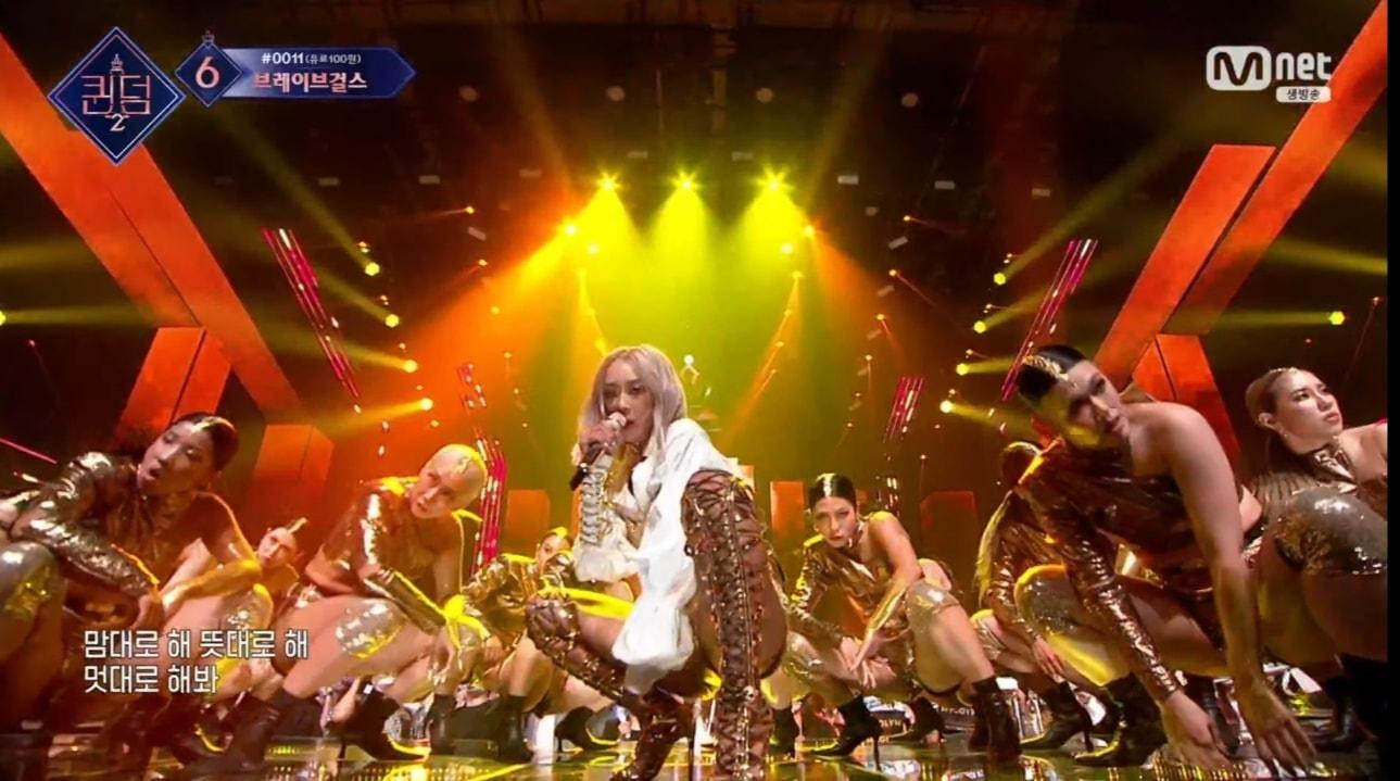 Nữ ca sĩ mở màn chương trình với ca khúc Waka Boom đầy mạnh mẽ, bạo liệt nhưng không kém phần quyến rũ với chất liệu âm nhạc Trung Đông.