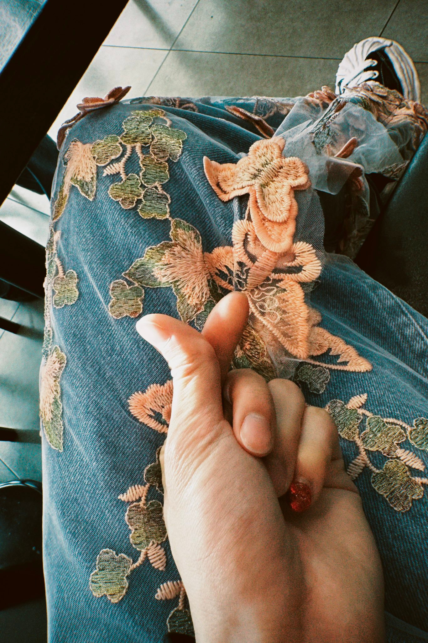 BamBam chia sẻ hình ảnh &quot;đàn bướm hộ tống&quot; anh sang Việt Nam trên trang cá nhân.