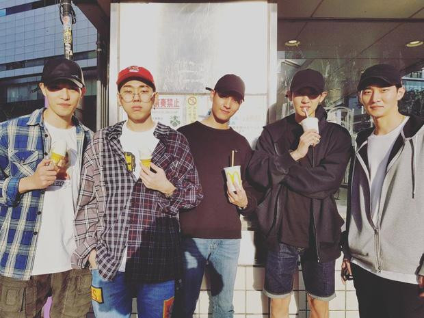 Những khoảnh khắc vui vẻ của Choi Tae Joon cùng Zico cũng vô tình tiết lộ nam diễn viên có quen biết với Chanyeol (EXO) (thứ 2 từ phải qua). Những khoảnh khắc vui vẻ của Choi Tae Joon cùng Zico cũng vô tình tiết lộ nam diễn viên có quen biết với Chanyeol (EXO) (thứ 2 từ phải qua).