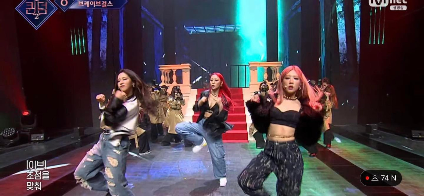 Sân khấu POSE mang đến những pha vũ đạo mạnh mẽ kết hợp với cốt truyện thú vị.