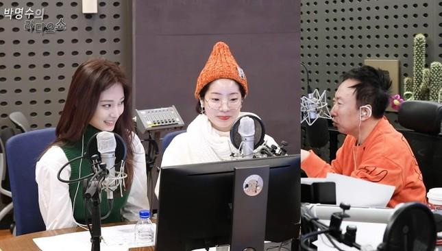 Dahyun và Tzuyu liên tiếp bị hỏi khó tại Park Myung Soo Radio Show.