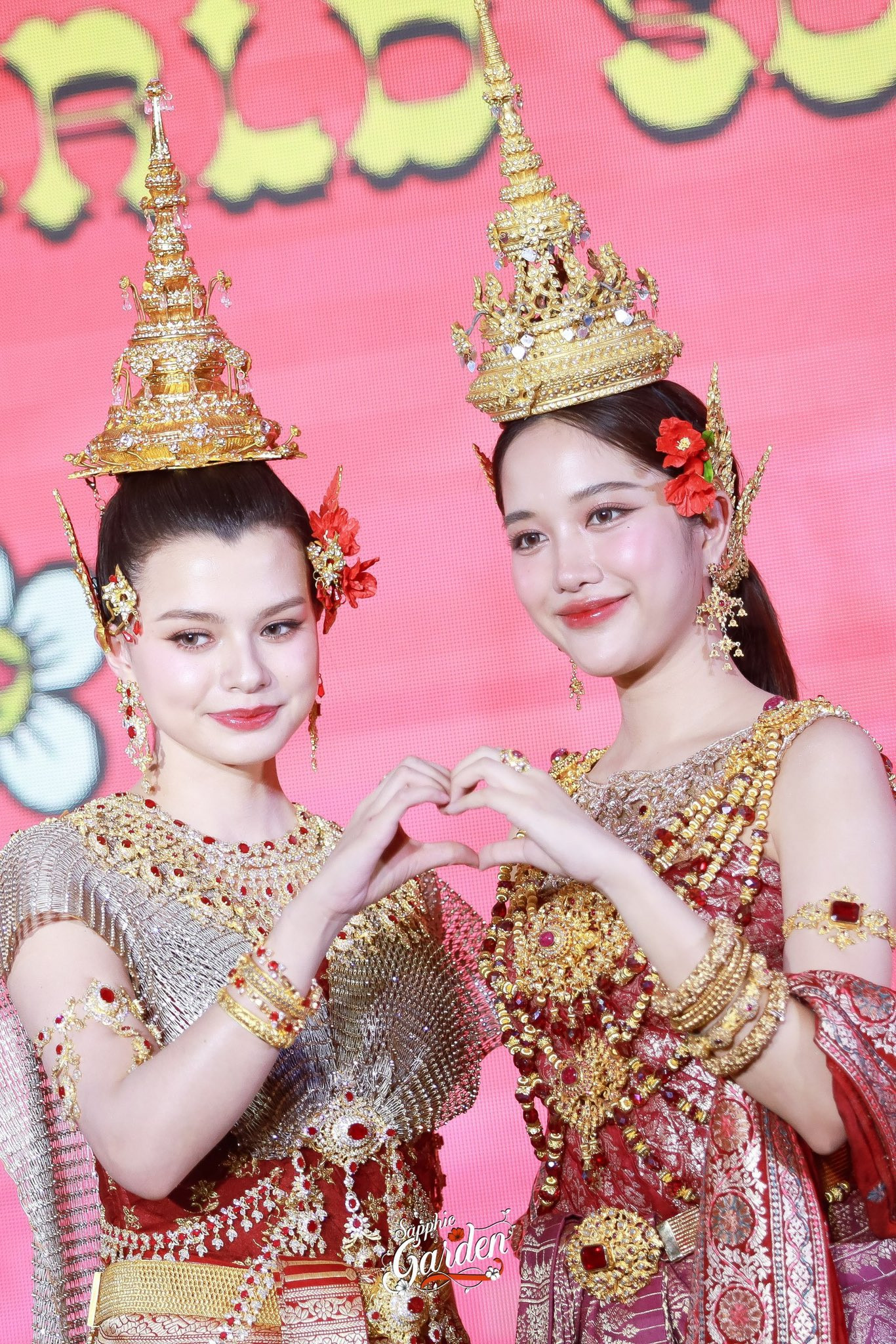 Cặp đôi được khen là có thần thái tao nhã, truyền tải được nét linh thiêng, trang trọng của bộ trang phục truyền thông trứ danh của Thái Lan trong mùa lễ Songkran. Cặp đôi được khen là có thần thái tao nhã, truyền tải được nét linh thiêng, trang trọng của bộ trang phục truyền thông trứ danh của Thái Lan trong mùa lễ Songkran.