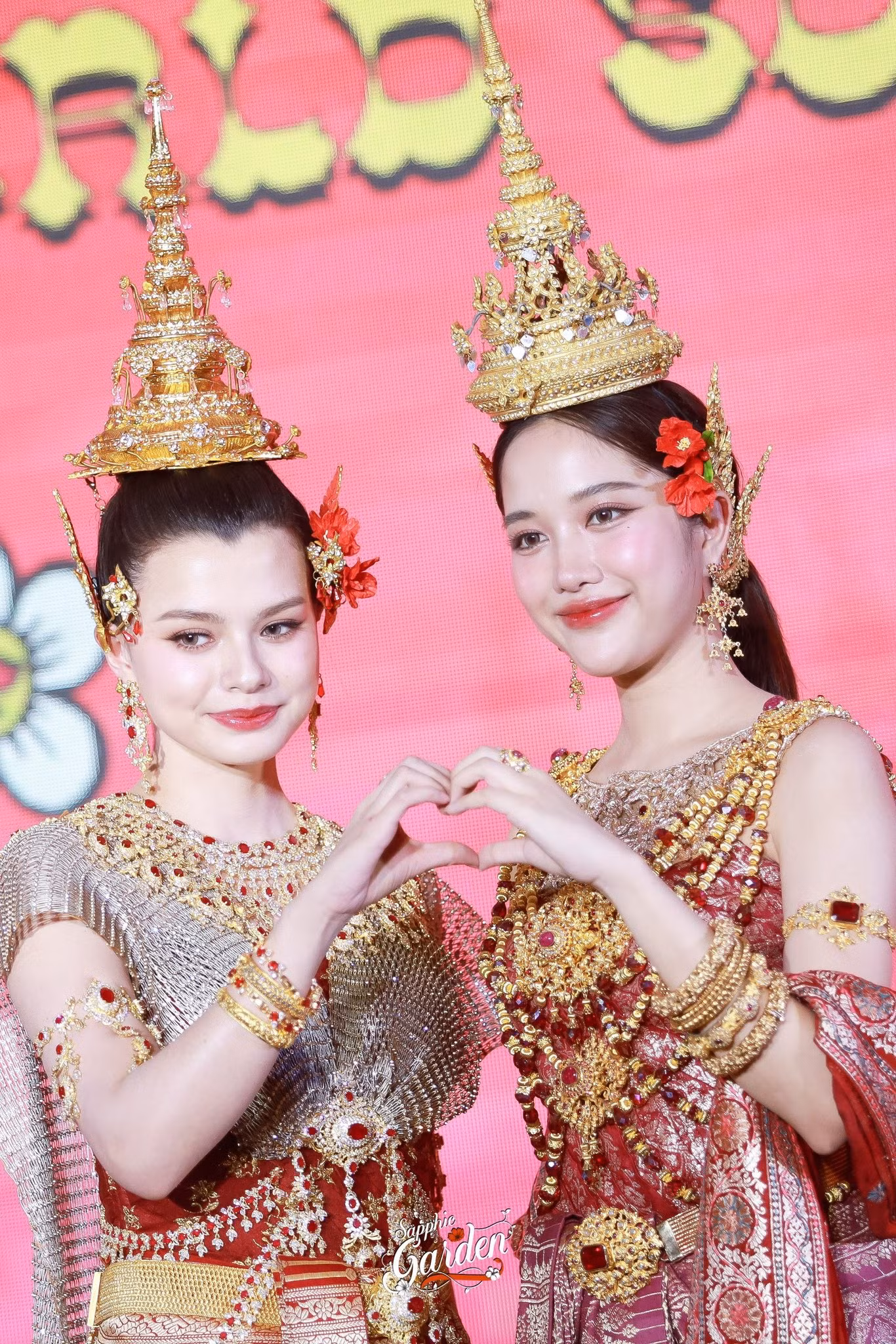 Cặp đôi được khen là có thần thái tao nhã, truyền tải được nét linh thiêng, trang trọng của bộ trang phục truyền thông trứ danh của Thái Lan trong mùa lễ Songkran.