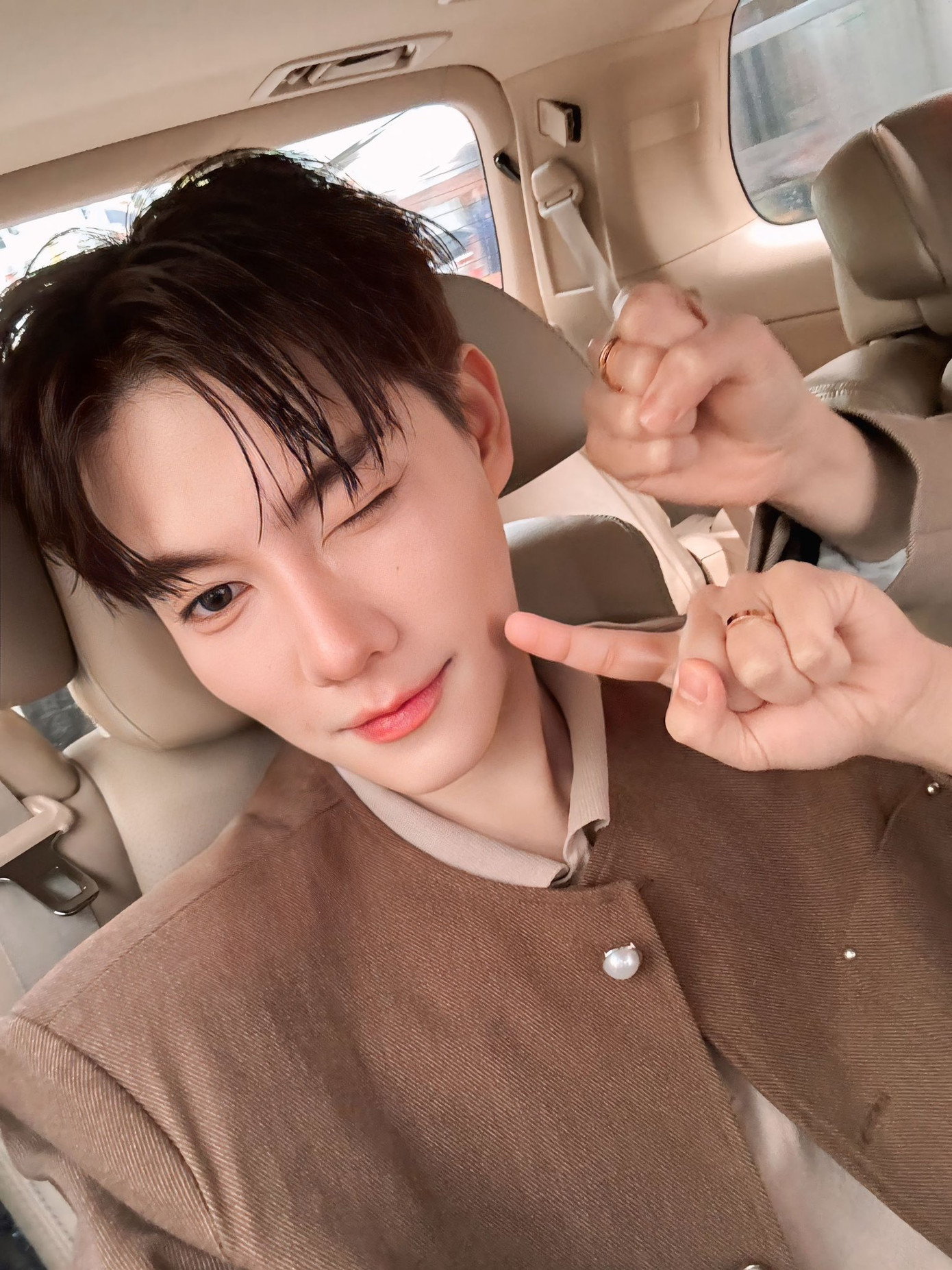 Newyear bày tỏ: "Đời người ai cũng mắc phải sai lầm. Và tôi cũng vậy." Newyear bày tỏ: "Đời người ai cũng mắc phải sai lầm. Và tôi cũng vậy."