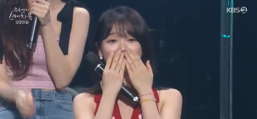 Cô nàng Seunghee đã xúc động khi nhìn thấy An San bật khóc trước màn trình diễn của cả nhóm.