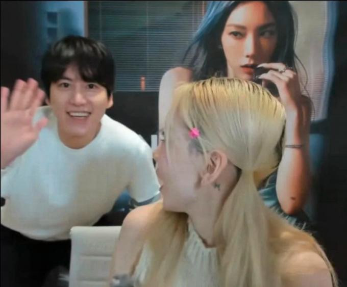 Hình ảnh Kyuhyun trong buổi fancall của Taeyeon đã được ghi lại và lan truyền mạnh mẽ. Hình ảnh Kyuhyun trong buổi fancall của Taeyeon đã được ghi lại và lan truyền mạnh mẽ.