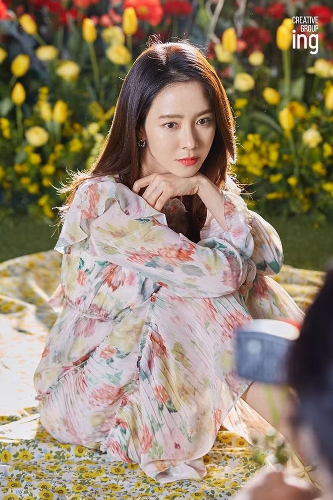 Nhận xét của các nhân viên về Song Ji Hyo: "Đối với chúng tôi, cô ấy không chỉ là một người nổi tiếng. Cô ấy là một người chị của chúng tôi".