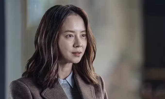 Nữ diễn viên tiết lộ CEO của Uzurocks thậm chí đã thuê siêu xe với chi phí đắt đỏ nhưng lại cực chi li trong lương bổng đối đãi với nhân viên, thậm chí còn nói dối về các khoản đầu tư "bết bát" của mình để thuyết phục nhân viên bình tĩnh trước tình trạng nợ lương.