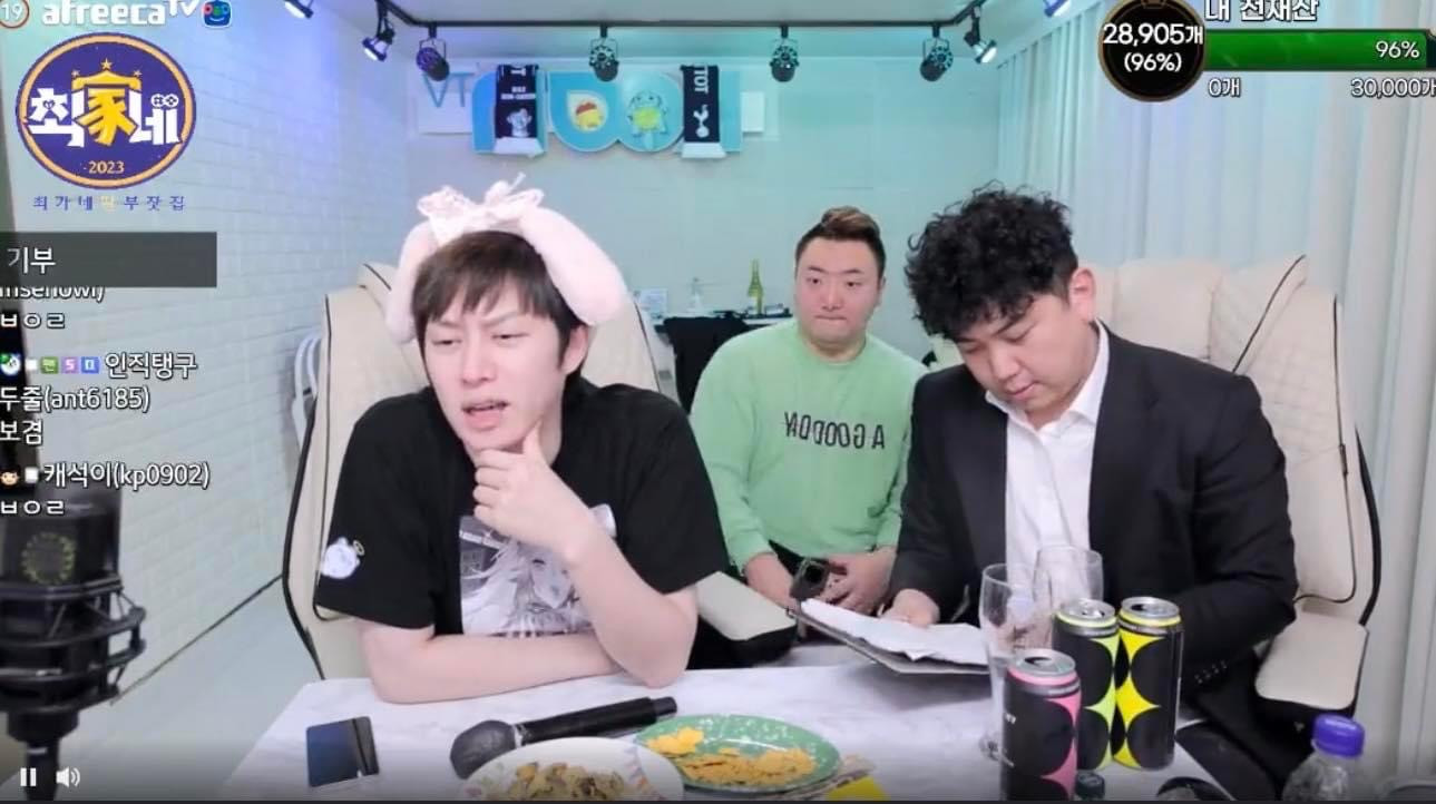 Diễn viên hài Choi Goon phải liên tục tắt mic vì các phát ngôn bất cẩn của Heechul và cố gắng thanh minh giúp nam nghệ sĩ. Diễn viên hài Choi Goon phải liên tục tắt mic vì các phát ngôn bất cẩn của Heechul và cố gắng thanh minh giúp nam nghệ sĩ.