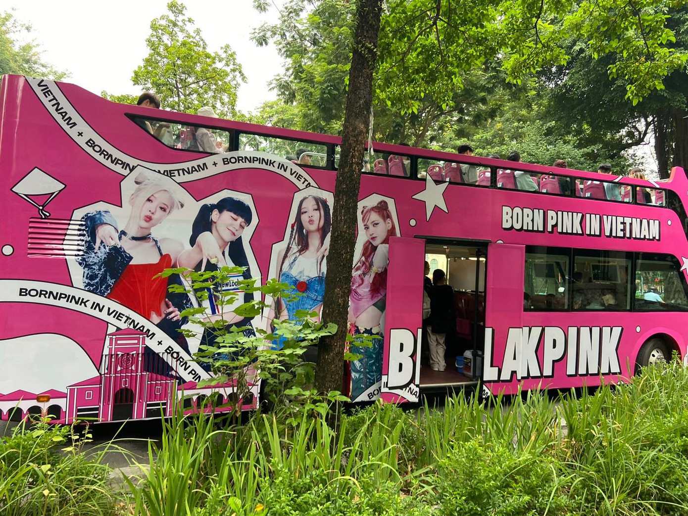 Màn &quot;đưa BLACKPINK khắp phố phường Hà Nội&quot; bằng xe buýt nhận được sự chú ý của &quot;chính chủ&quot; BLACKPINK trong ngày tổ chức concert.