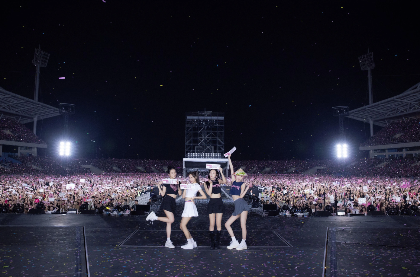 Khung cảnh ngỡ khu &quot;không thể xảy ra&quot; lại thành hiện thực khi V-BLINKs đã có một tấm ảnh chụp chung hoành tráng cùng nhóm.