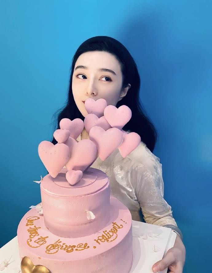 Loạt ảnh mừng sinh nhật của Phạm Băng Băng nhận được nhiều lời khen từ cộng đồng mạng vì nhan sắc mặn mà, khí chất sang trọng.