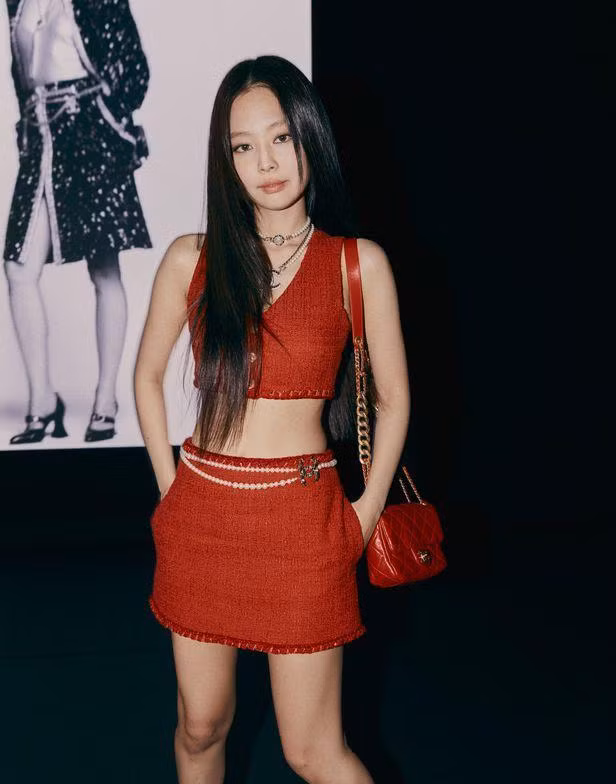 Những thước hình thả dáng tại kinh đô thời trang Paris của "nàng Chanel sống" chính là dấu ấn khó phai của Jennie trong năm 2021.