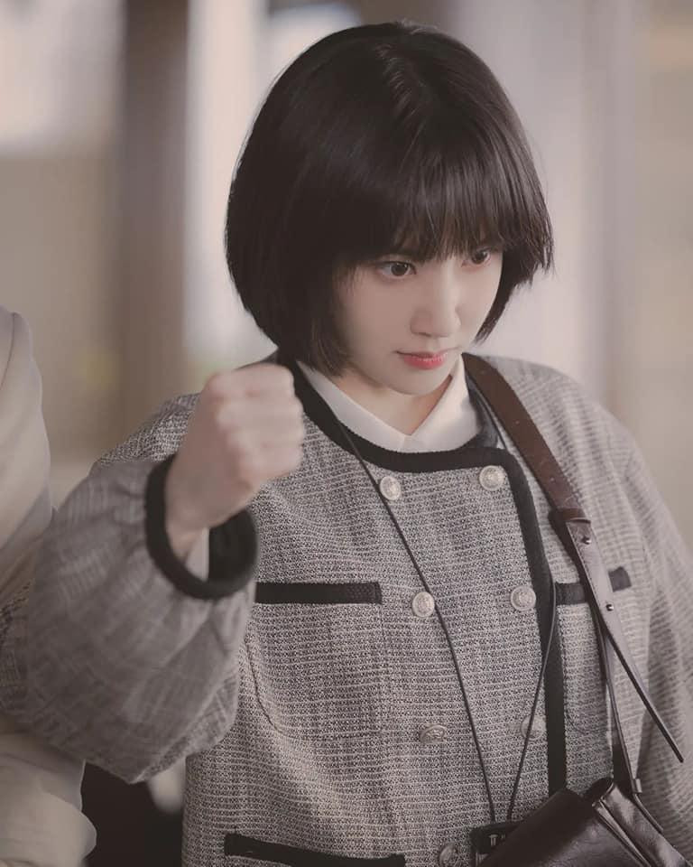 Hầu hết những phân cảnh trong phim, nhân vật của Eun Bin - Woo Young Woo luôn trung thành với những bộ cánh dễ thương, có phần đơn giản. Hầu hết những phân cảnh trong phim, nhân vật của Eun Bin - Woo Young Woo luôn trung thành với những bộ cánh dễ thương, có phần đơn giản.