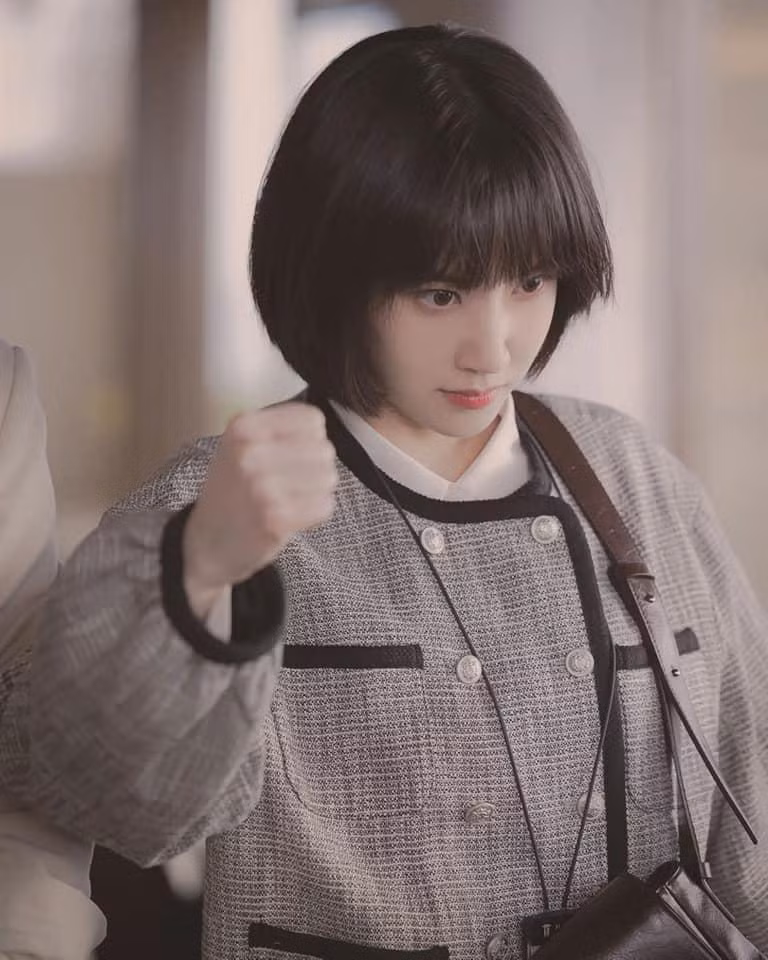 Hầu hết những phân cảnh trong phim, nhân vật của Eun Bin - Woo Young Woo luôn trung thành với những bộ cánh dễ thương, có phần đơn giản.