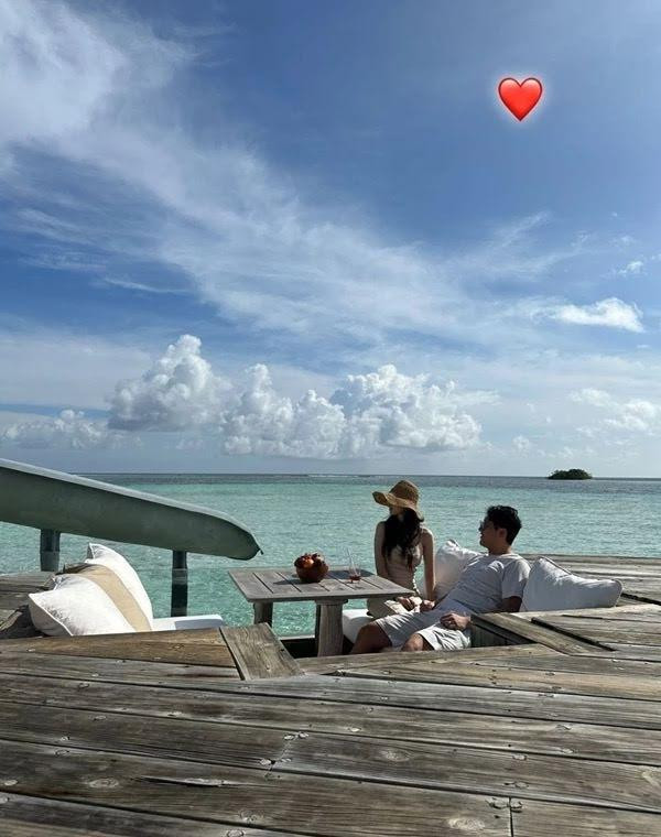 Hai vợ chồng đang có những giây phút thư giãn tại một resort kề biển tại Maldives.