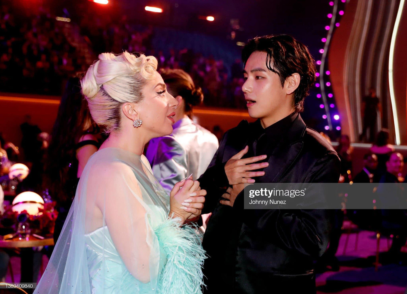 Anh còn nhiệt tình tương tác cùng "mẹ quái vật" Lady Gaga. Anh còn nhiệt tình tương tác cùng "mẹ quái vật" Lady Gaga.