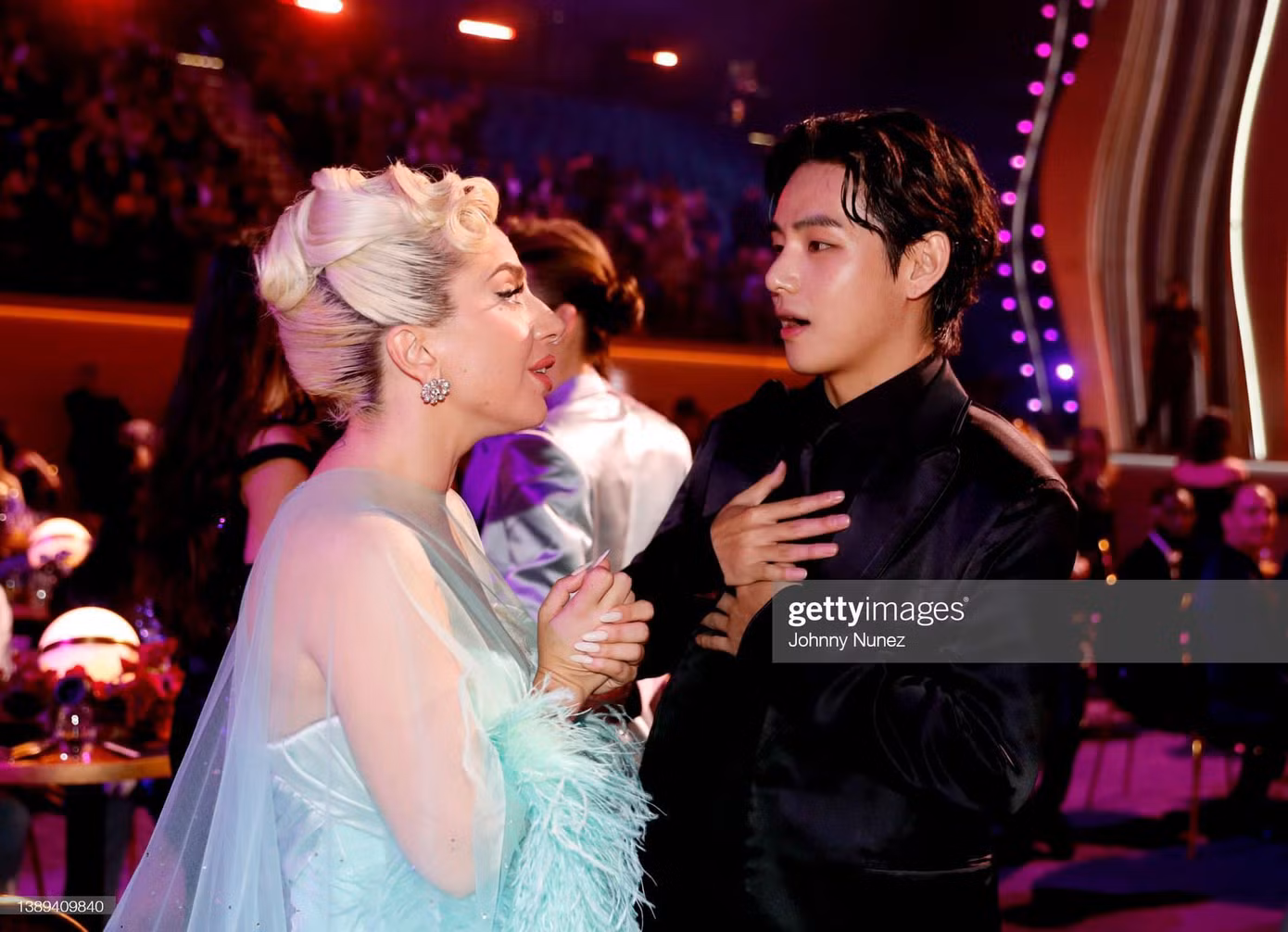 Anh còn nhiệt tình tương tác cùng "mẹ quái vật" Lady Gaga.