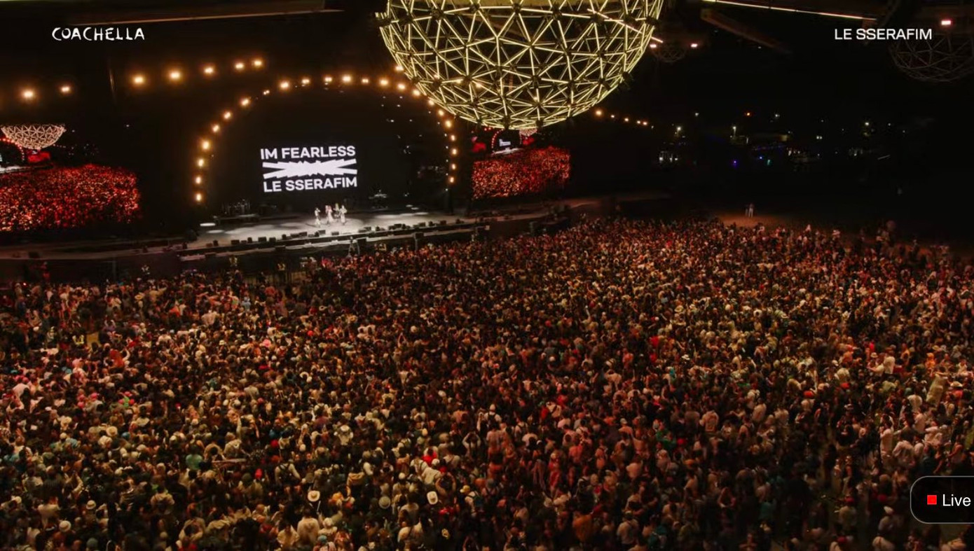 Đám đông khán giả khổng lồ vây quanh sân khấu Coachella 2024 khi LE SSERAFIM mở màn khiến nhiều netizen cảm thấy choáng ngợp.