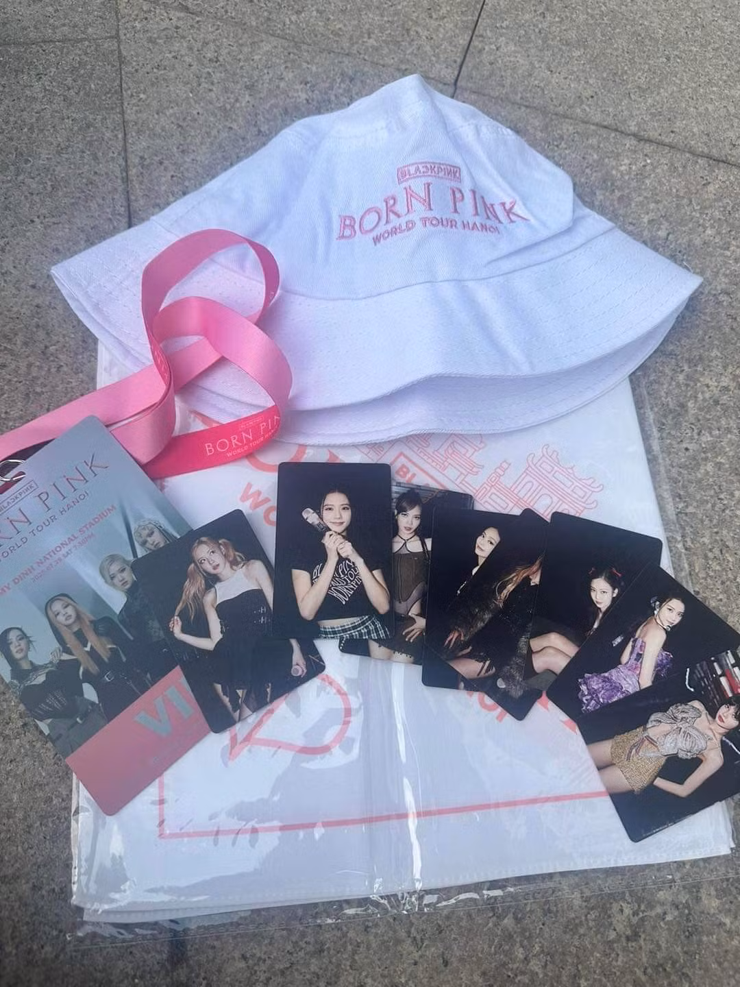 ... cho đến đủ thứ phụ kiện, quà tặng từ merch chính thức của concert cho đến các banner, poster từ nhiều fansite quốc tế.