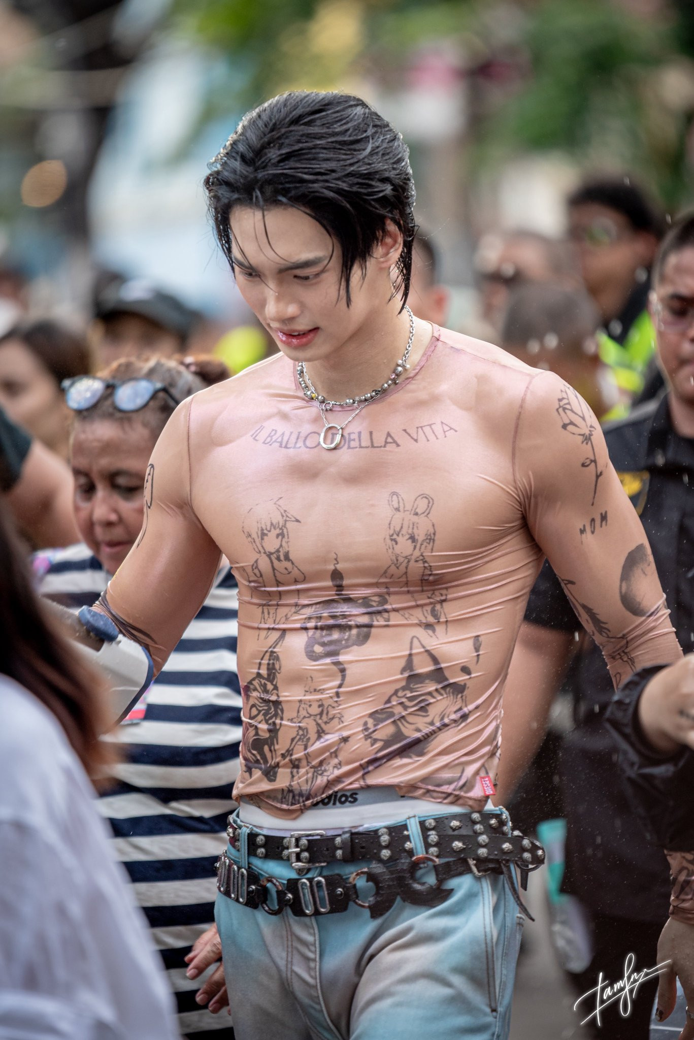 Nhiều khán giả bình luận Win Metawin đã khiến cho tiết trời Thái Lan trong mùa Songkran "nóng hơn 100 độ". Nhiều khán giả bình luận Win Metawin đã khiến cho tiết trời Thái Lan trong mùa Songkran "nóng hơn 100 độ".