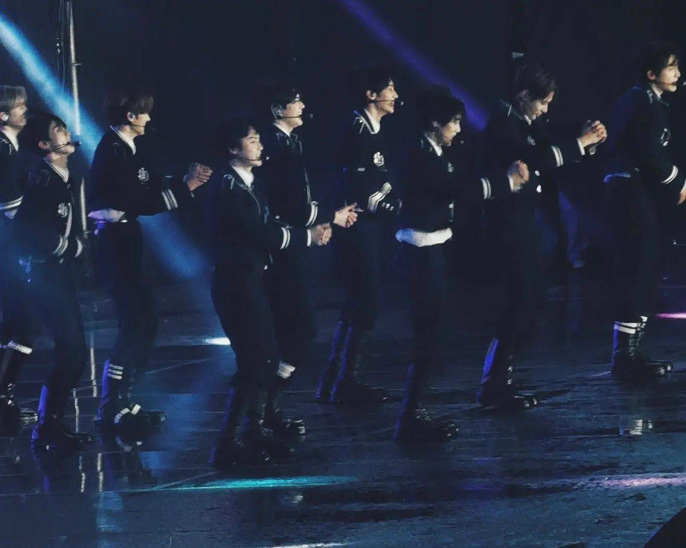 Mặt sàn sân khấu trơn trượt vì đọng nước khiến khán giả theo dõi cũng &quot;thót tim&quot; theo từng bước di chuyển của THE BOYZ.