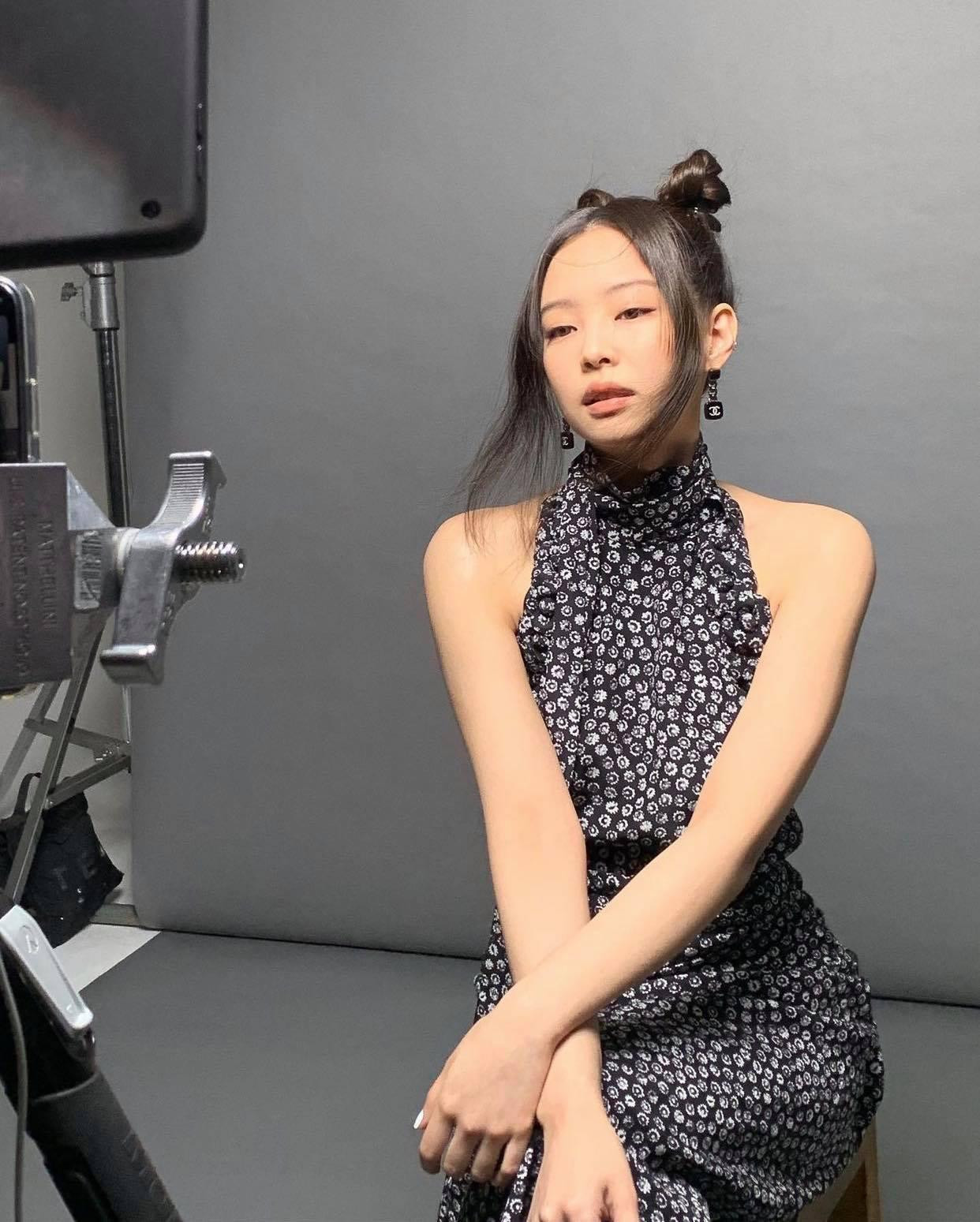 Jennie còn được mệnh danh là “cây Chanel sống” vì thần thái sang chảnh, vô cùng hoà hợp với tinh thần thời trang của nhà mốt nước Pháp. Jennie còn được mệnh danh là “cây Chanel sống” vì thần thái sang chảnh, vô cùng hoà hợp với tinh thần thời trang của nhà mốt nước Pháp.