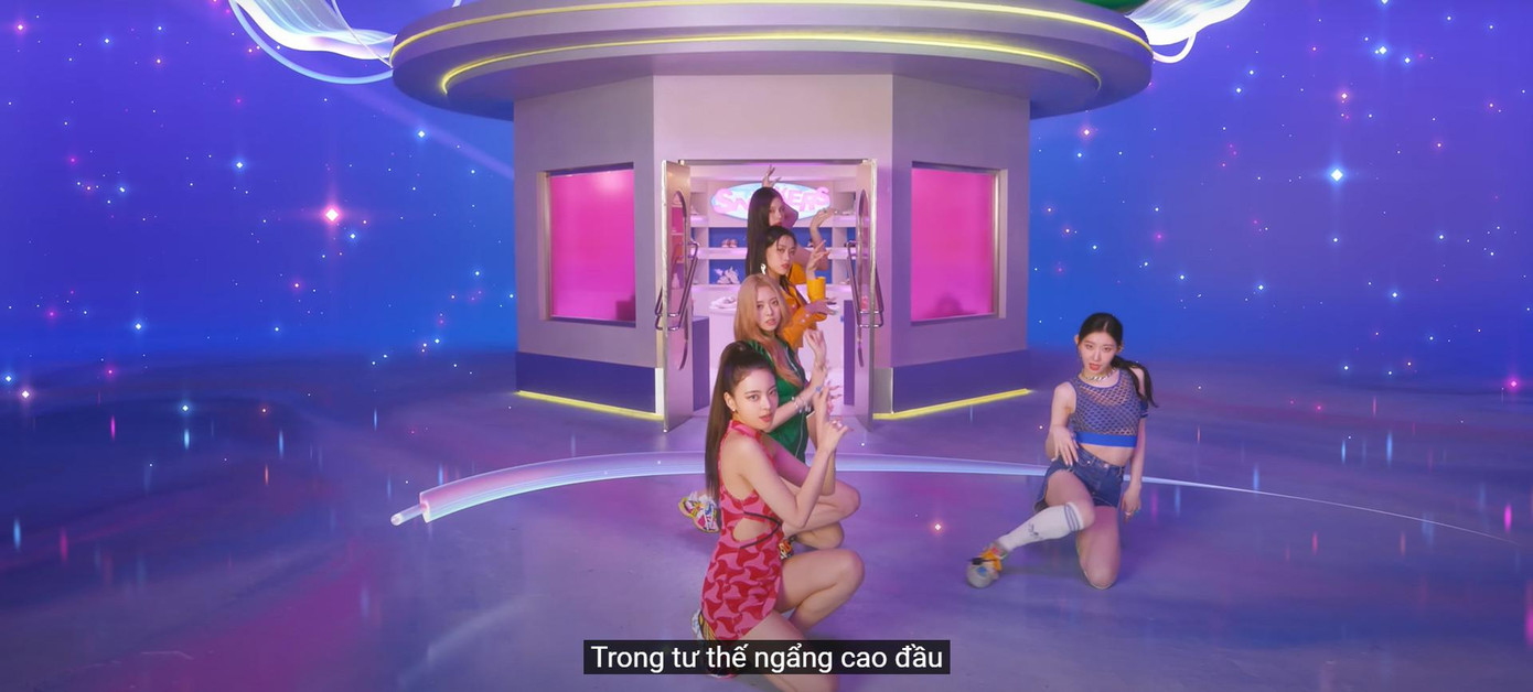 SNEAKERS đã không thể &quot;thoát&quot; cảnh MV &quot;đóng hộp&quot; với tất cả phân đoạn đều được quay dựng trong studio và phông xanh nên không mang lại nhiều hiệu ứng đặc biệt, ấn tượng.