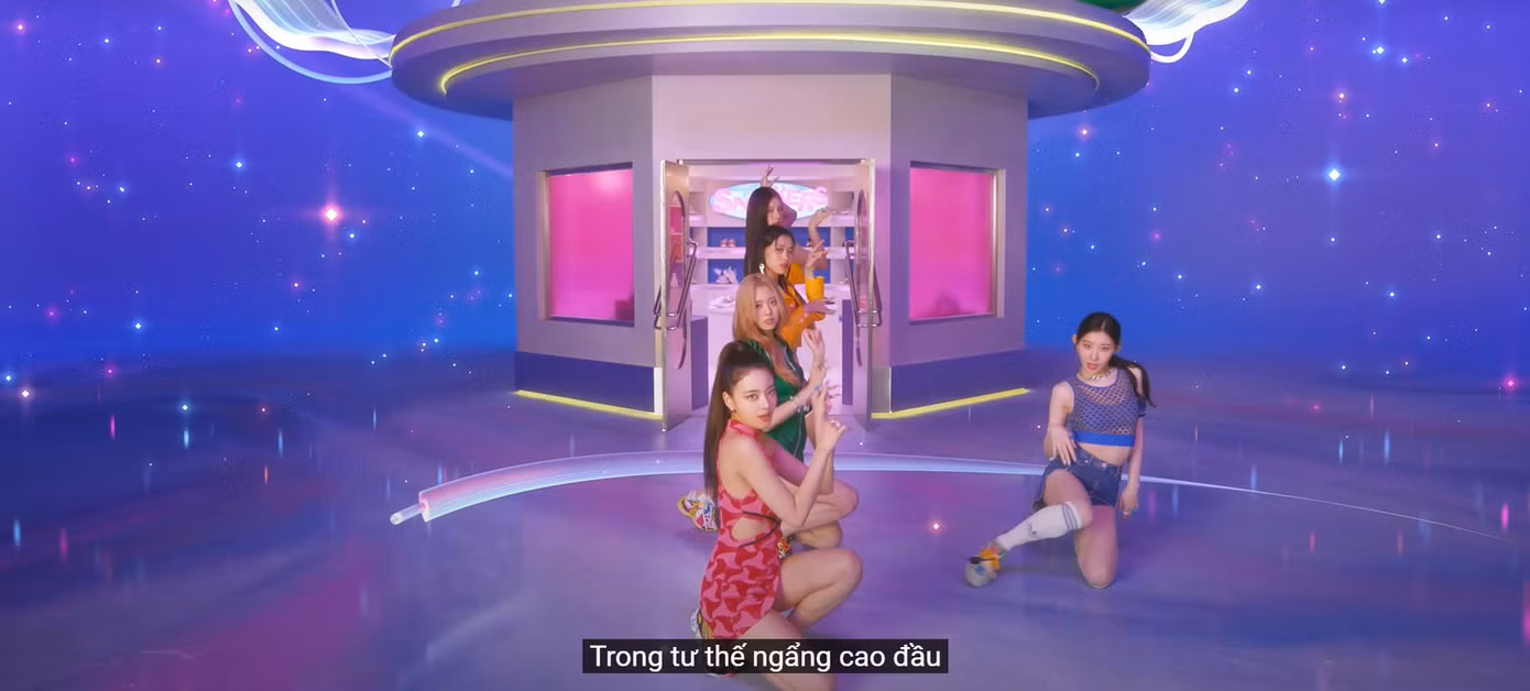 SNEAKERS đã không thể "thoát" cảnh MV "đóng hộp" với tất cả phân đoạn đều được quay dựng trong studio và phông xanh nên không mang lại nhiều hiệu ứng đặc biệt, ấn tượng.