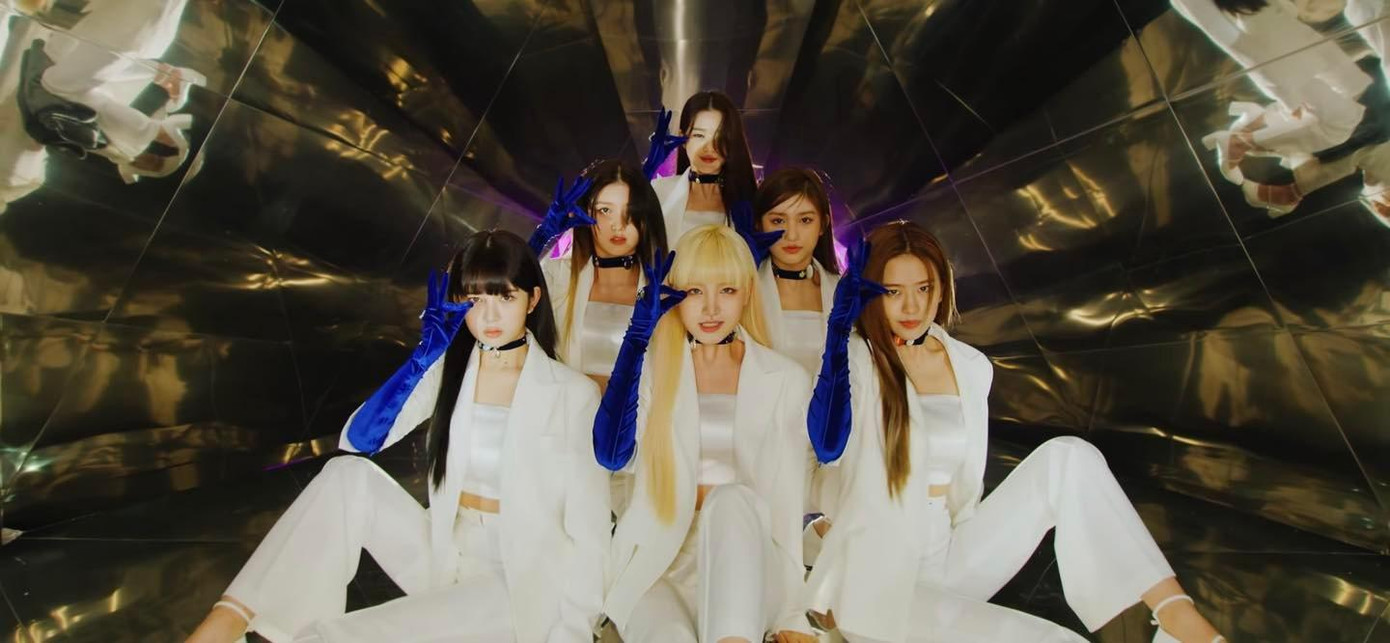 Thần thái tự tin của 6 cô gái ngay khi bắt đầu bài hát đã tăng thêm phần phấn khích dành cho ELEVEN. Thần thái tự tin của 6 cô gái ngay khi bắt đầu bài hát đã tăng thêm phần phấn khích dành cho ELEVEN.