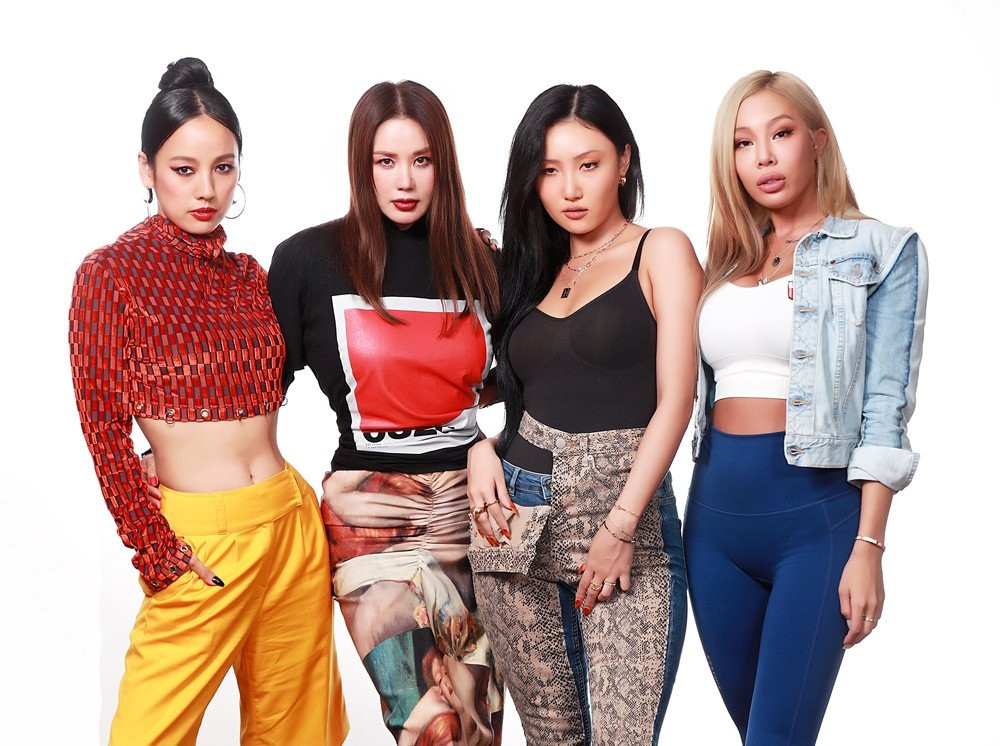 Jessi có mặt trong đội hình nhóm nhạc dự án Refund Sisters với bài hát Don&apos;t Touch Me từng &quot;diệt sạch&quot; ngôi vương mọi bảng xếp hạng âm nhạc Hàn Quốc.