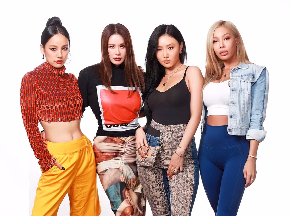 Jessi có mặt trong đội hình nhóm nhạc dự án Refund Sisters với bài hát Don't Touch Me từng "diệt sạch" ngôi vương mọi bảng xếp hạng âm nhạc Hàn Quốc.