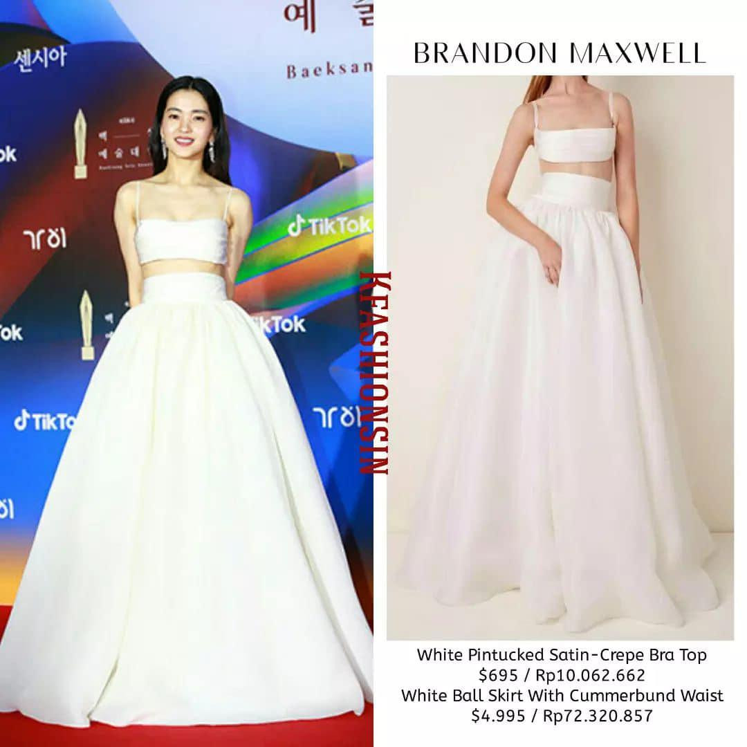 Kim Tae Ri gây ấn tượng với khán giả với vẻ ngoài thanh lịch khi xuất hiện tại sự kiện trong bộ váy trắng tinh khôi đến từ thương hiệu Brandon Maxwell. - Nguồn: KFASIONSIN
