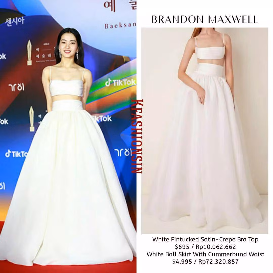 Kim Tae Ri gây ấn tượng với khán giả với vẻ ngoài thanh lịch khi xuất hiện tại sự kiện trong bộ váy trắng tinh khôi đến từ thương hiệu Brandon Maxwell. - Nguồn: KFASIONSIN