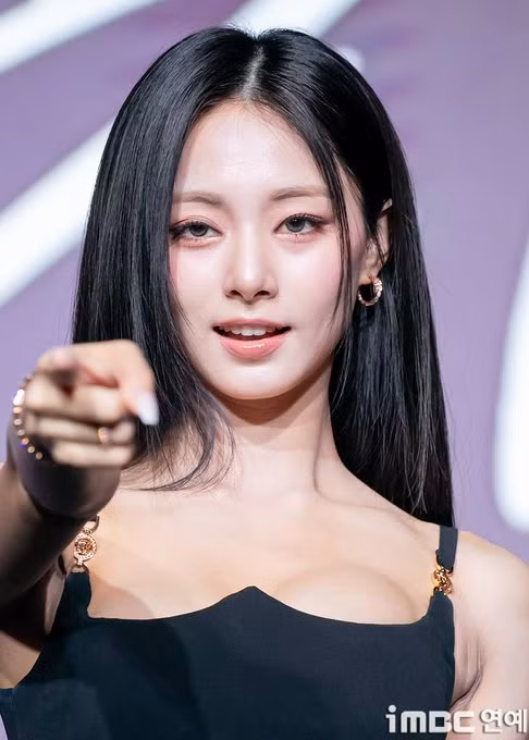 Những khoảnh khắc trong buổi họp báo ra mắt của Tzuyu khiến cư dân mạng "rần rần" bởi visual siêu thực của cô nàng.