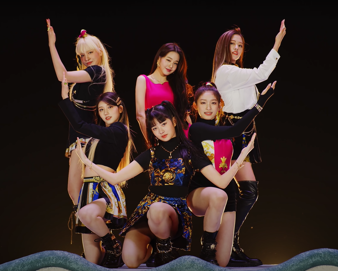 Đội hình kết màn là tạo hình cụm từ "IVE" ấn tượng. Đội hình kết màn là tạo hình cụm từ "IVE" ấn tượng.