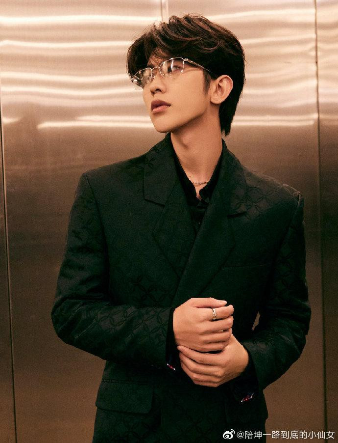 Mặc dù không lên tiếng trực tiếp, động thái xử lý những lùm xùm của Thái Từ Khôn và ekip làm việc được nhiều cộng đồng mạng khen ngợi bởi sự nhanh chóng, rõ ràng và chuyên nghiệp.