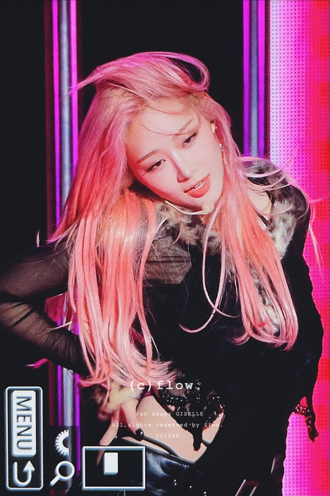 Phong thái trình diễn ma mị cùng mái tóc hồng nổi bật giúp Giselle &quot;tăng 200% công lực&quot;.