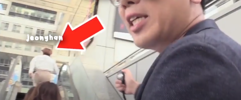 Anh chàng còn quyết định đi thang cuốn...