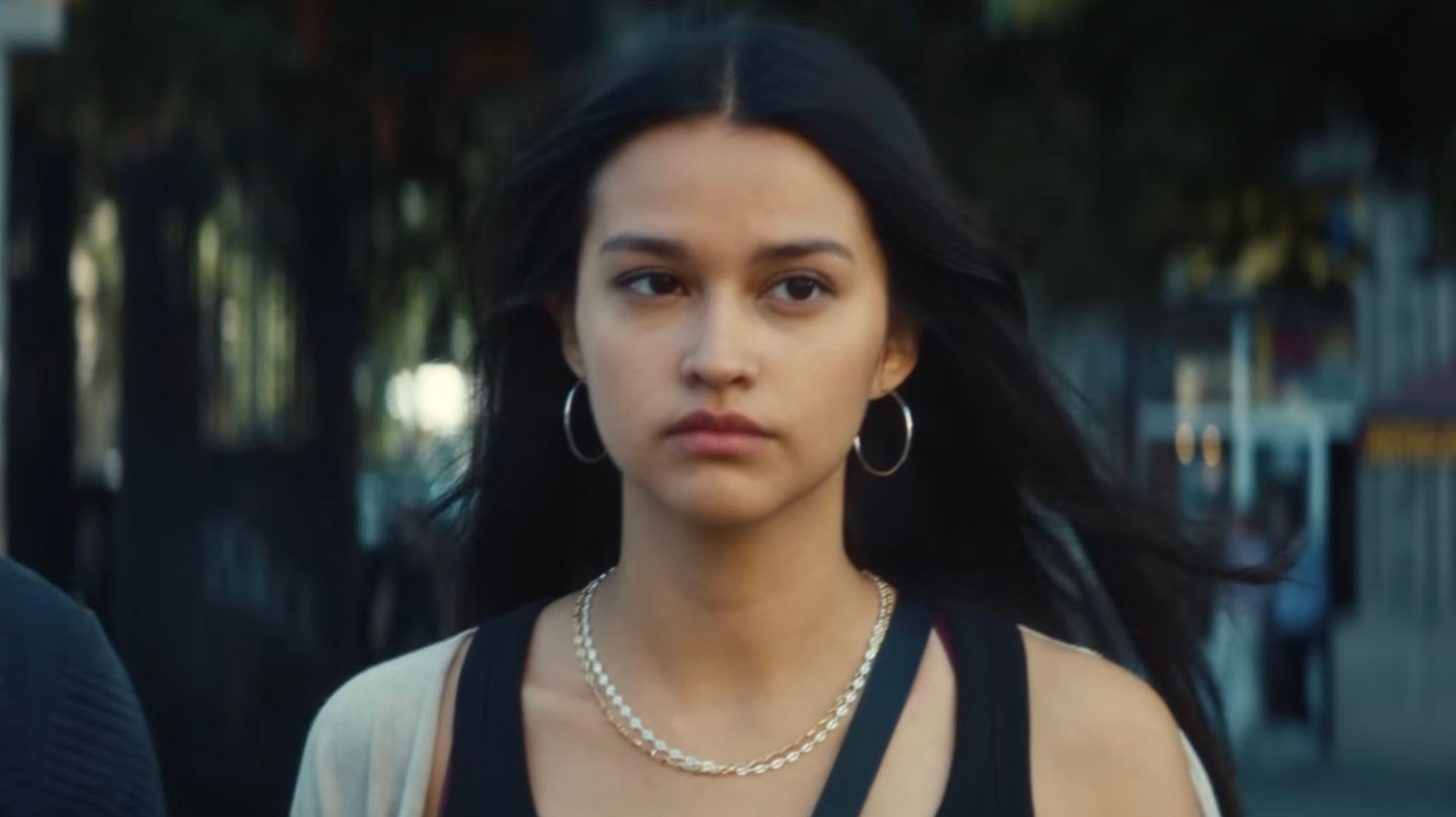 Psyche để mắt đến một cô gái bên đường ngay trước mắt Cupid.