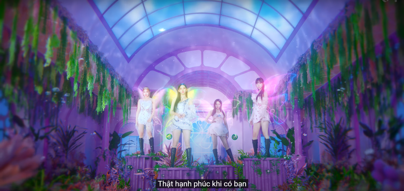 Phông nền tím kì ảo cùng những "nàng tiên Winx" aespa với đôi cánh bướm gây ấn tượng mạnh mẽ.