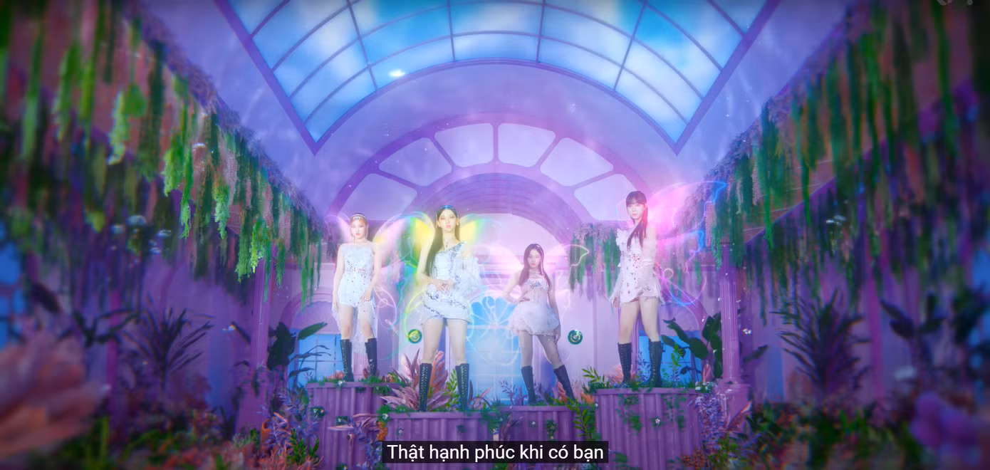 Phông nền tím kì ảo cùng những "nàng tiên Winx" aespa với đôi cánh bướm gây ấn tượng mạnh mẽ.