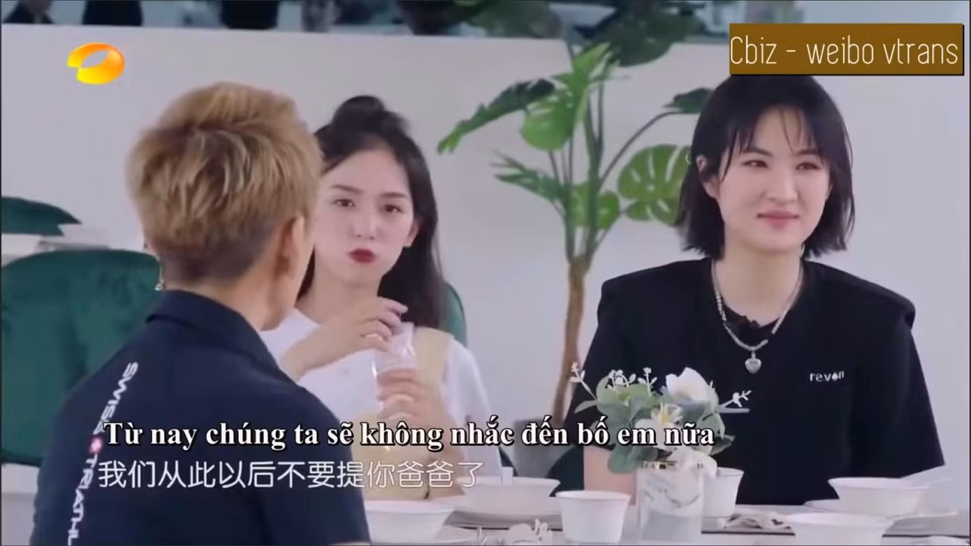 Ninh Tịnh phải nhắc đến “phụ thân” của An Na để tạo đề tài, giúp cô thoải mái trong cuộc trò chuyện.
