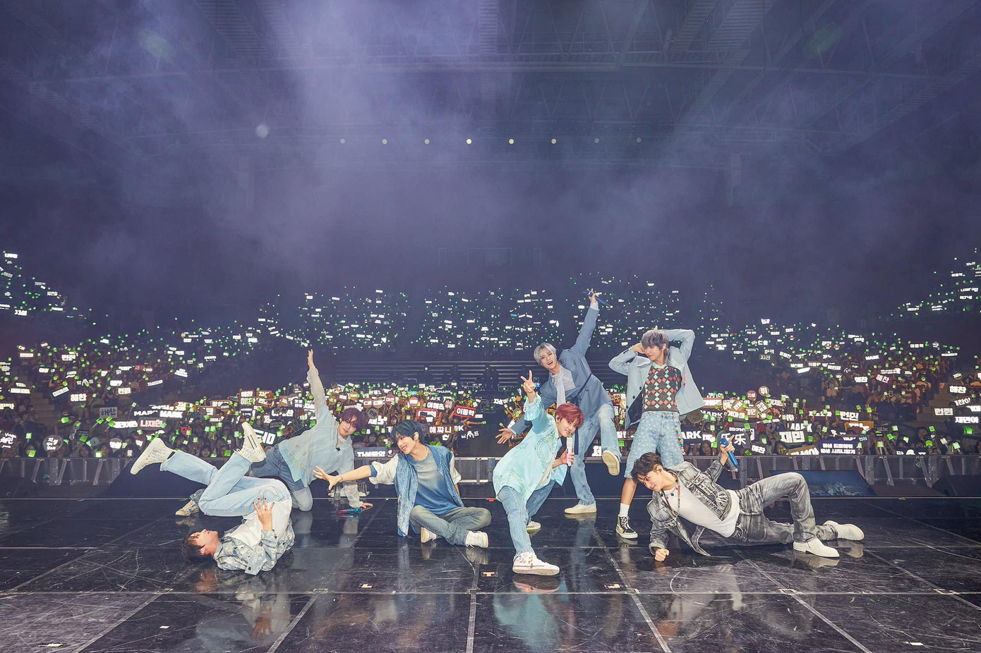 Showcase giới thiệu album ISTJ mới đây của NCT DREAM chiếm trọn ấn tượng trong lòng fan bởi sự bùng nổ &quot;cháy hết mình&quot; của 7 chàng trai nhà DREAM.